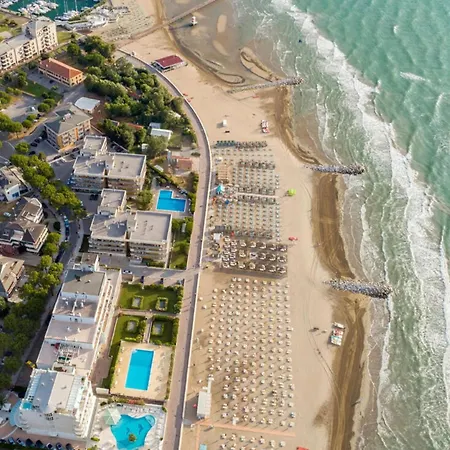 Wide Row House With Private Fenced Garden For 9 Guests In Lignano Pineta Hotel Lignano Sabbiadoro