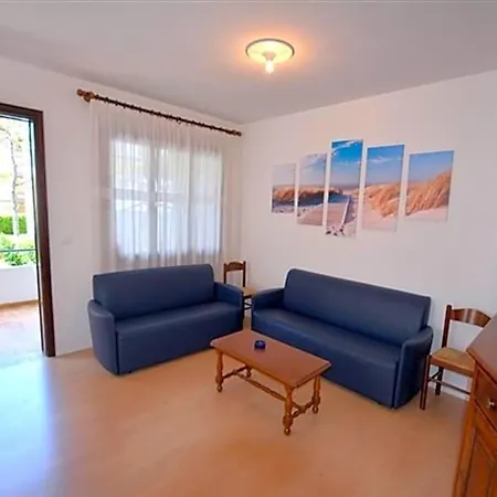 Wide Row House With Private Fenced Garden For 9 Guests In Lignano Pineta Отель 4*