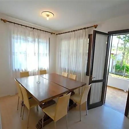 Wide Row House With Private Fenced Garden For 9 Guests In Lignano Pineta Линьяно-Саббьядоро