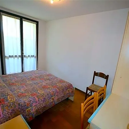 Wide Row House With Private Fenced Garden For 9 Guests In Lignano Pineta Линьяно-Саббьядоро