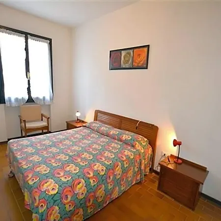 Wide Row House With Private Fenced Garden For 9 Guests In Lignano Pineta Линьяно-Саббьядоро