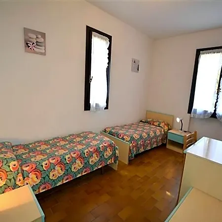 Wide Row House With Private Fenced Garden For 9 Guests In Lignano Pineta 4* Линьяно-Саббьядоро